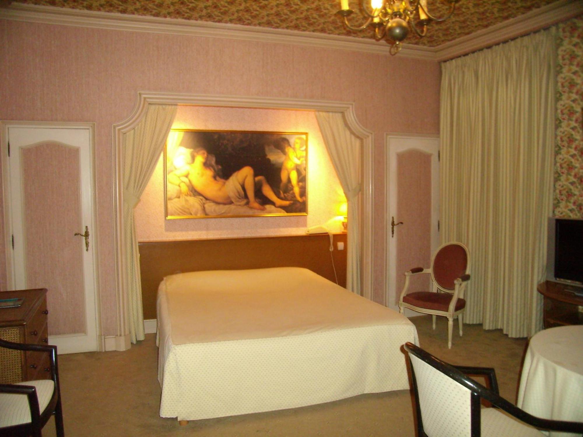 Hotel Chiffre Albi Bagian luar foto