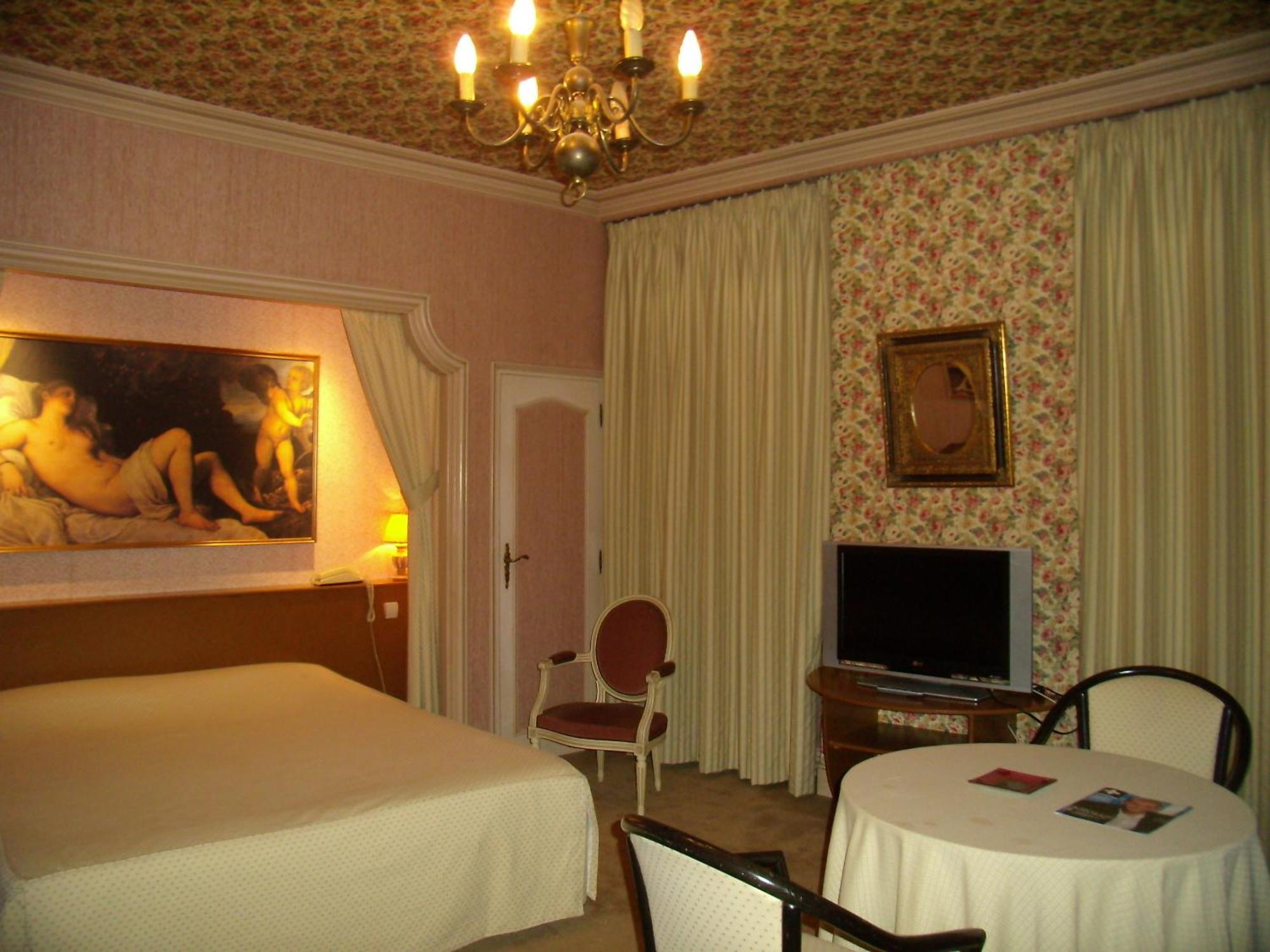 Hotel Chiffre Albi Bagian luar foto