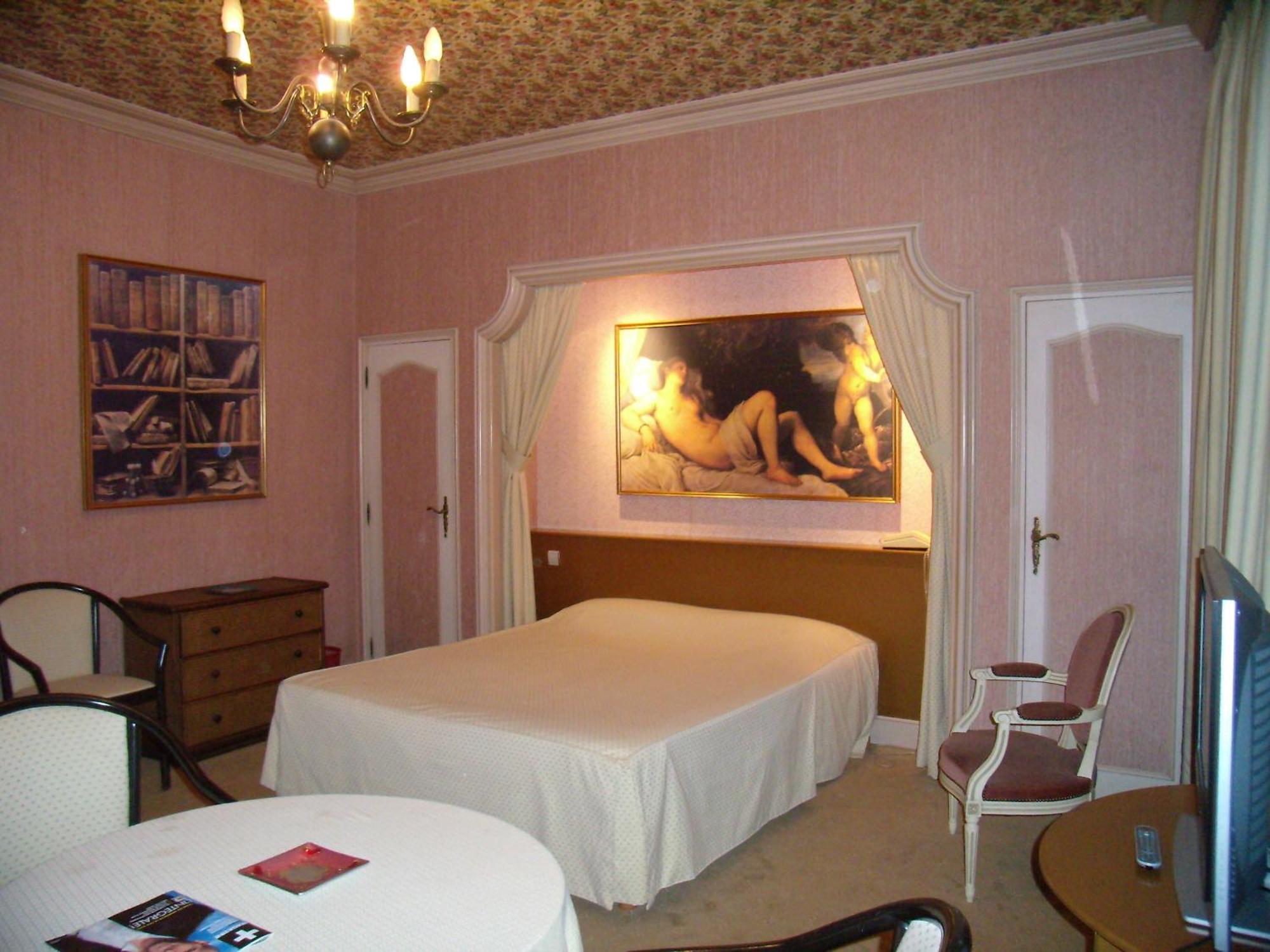 Hotel Chiffre Albi Bagian luar foto