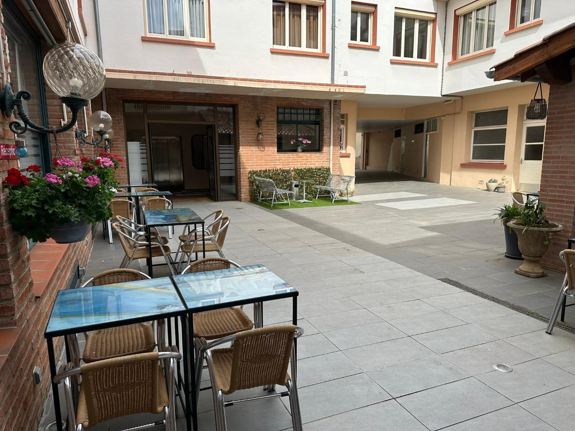 Hotel Chiffre Albi Bagian luar foto