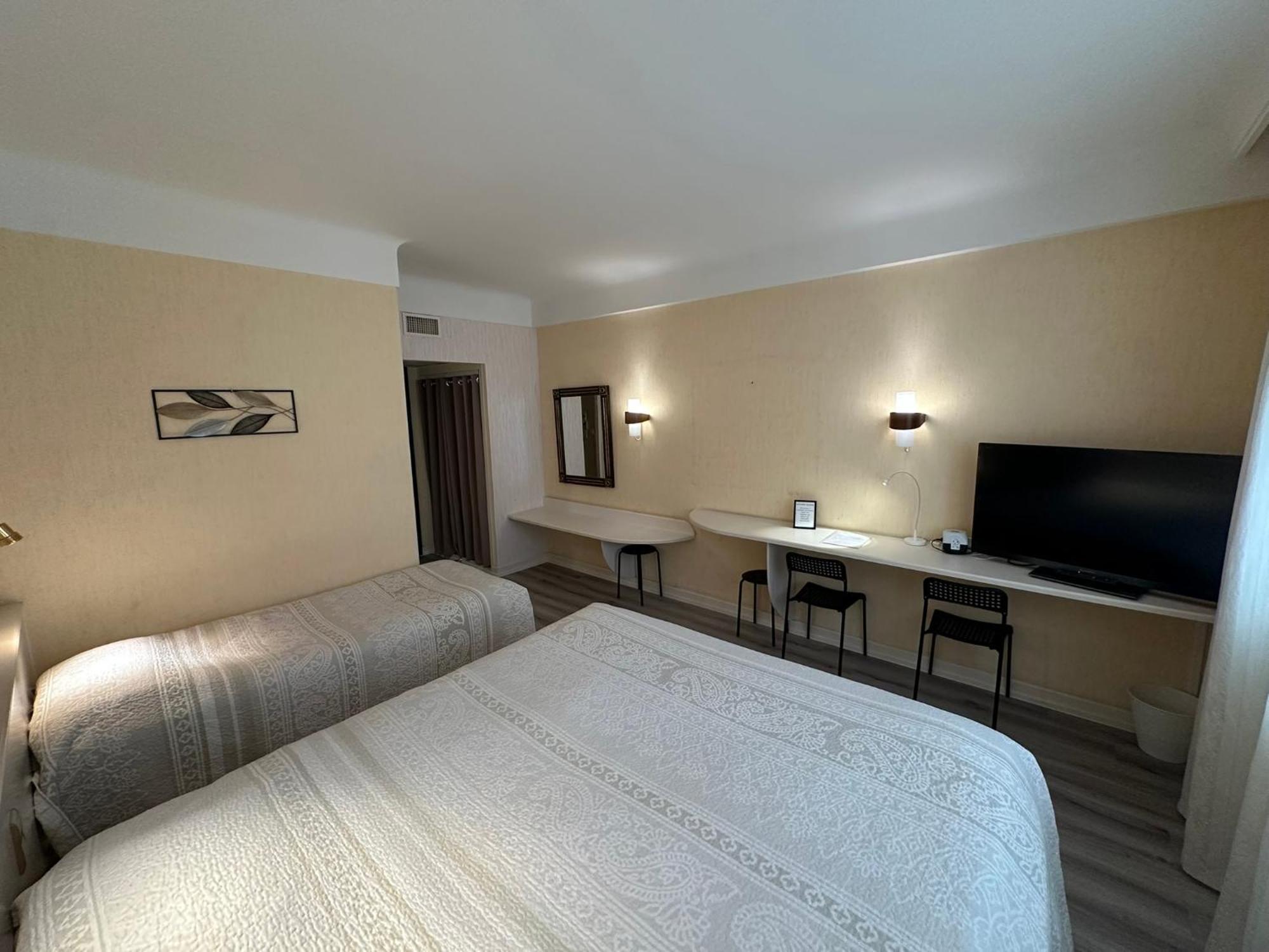 Hotel Chiffre Albi Bagian luar foto