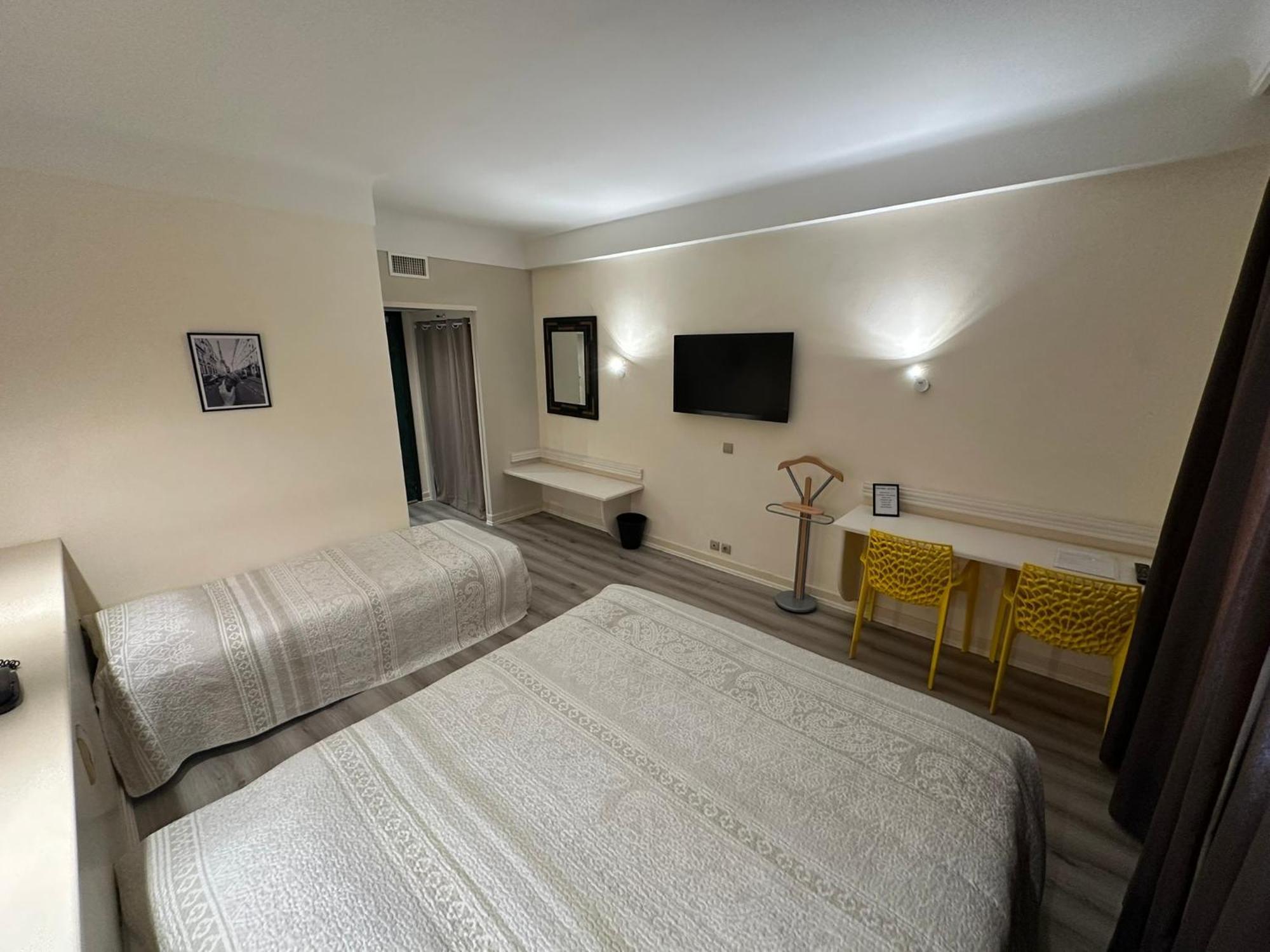 Hotel Chiffre Albi Bagian luar foto