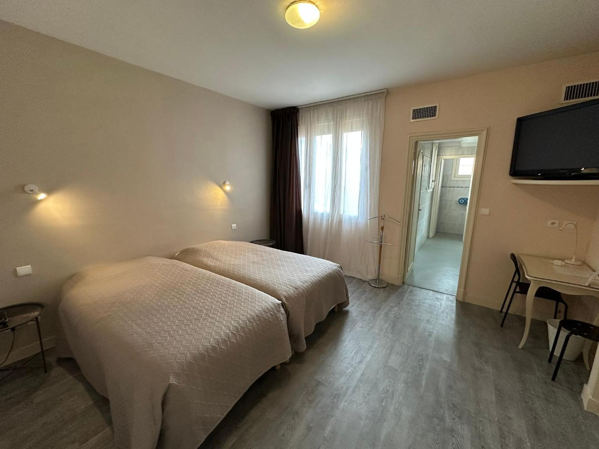 Hotel Chiffre Albi Bagian luar foto