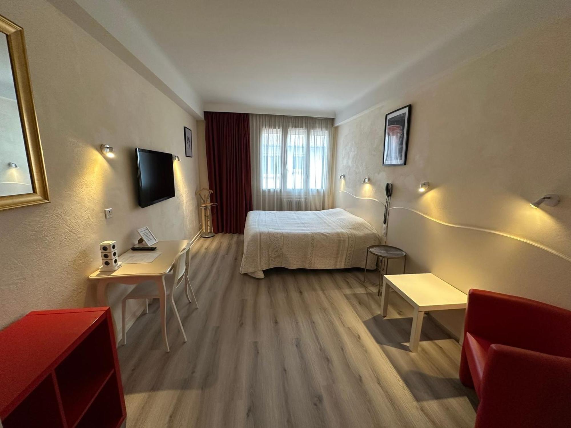Hotel Chiffre Albi Bagian luar foto