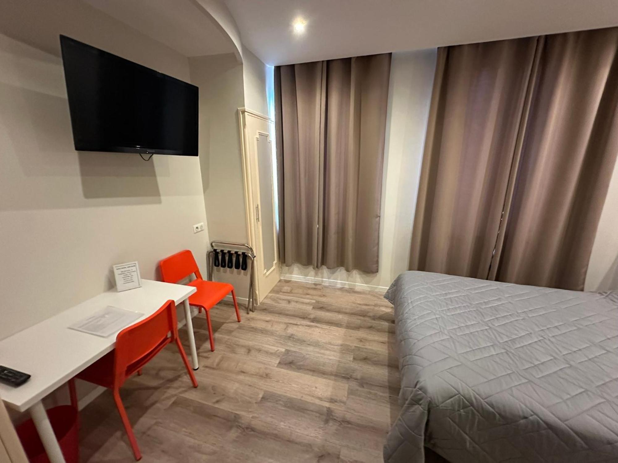 Hotel Chiffre Albi Bagian luar foto