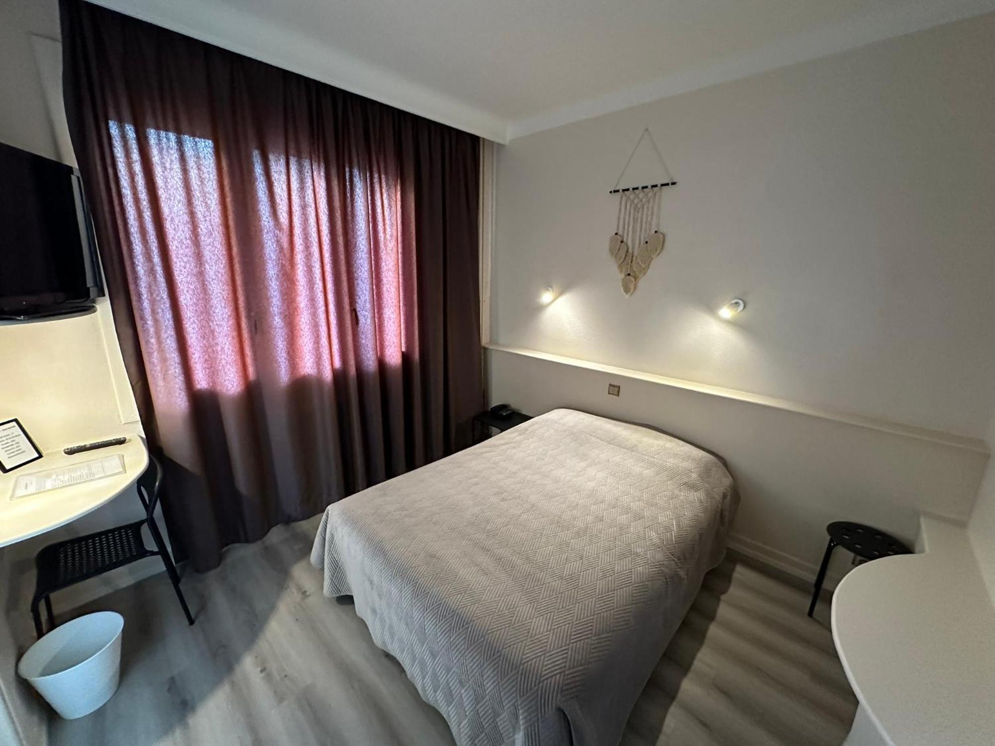 Hotel Chiffre Albi Bagian luar foto