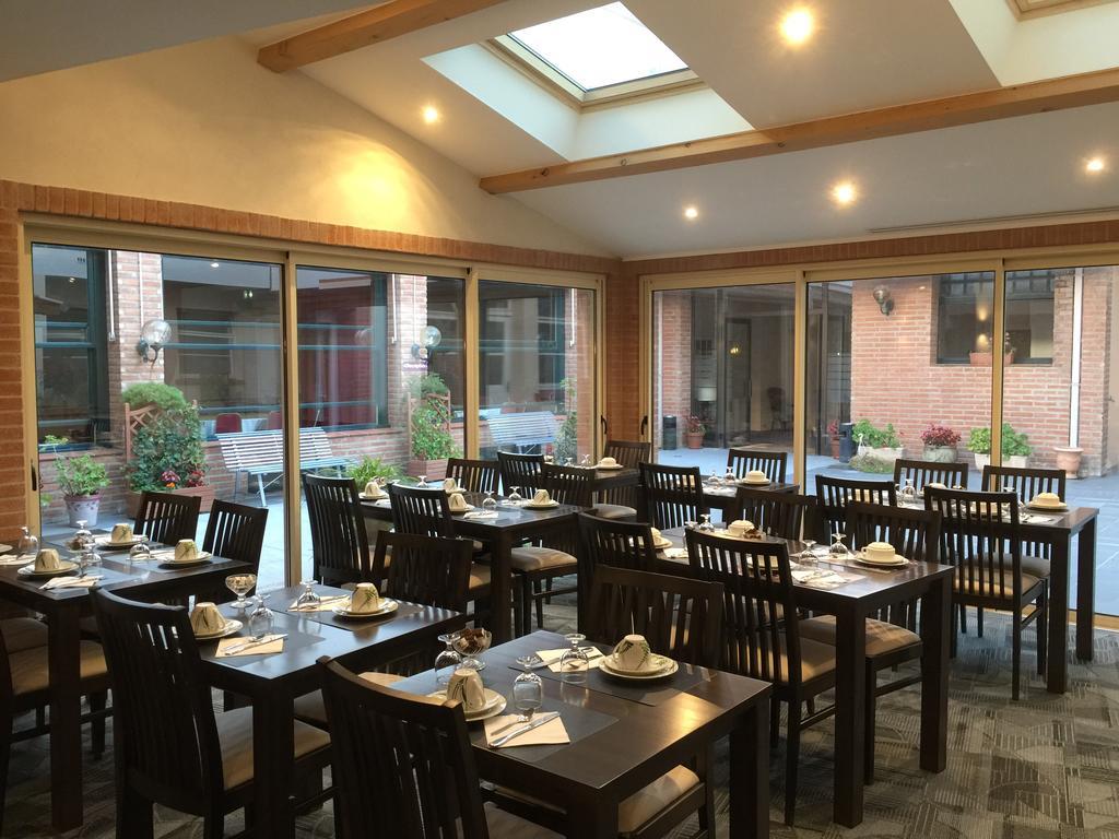Hotel Chiffre Albi Bagian luar foto